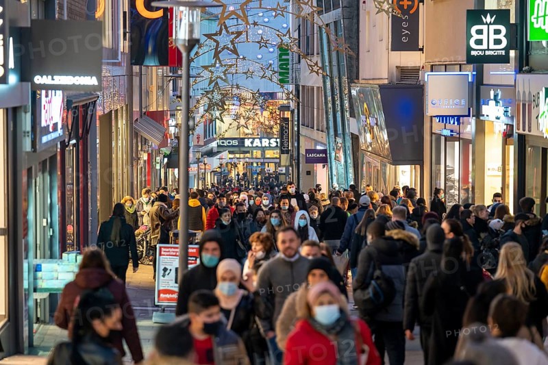 Shopping street Limbecker Straße, shopping street, pedestrian zone, crowded, many people shopping, partly with masks, during the second lockdown in the Corona crisis, Essen, North Rhine-Westphalia, Germany, Europe