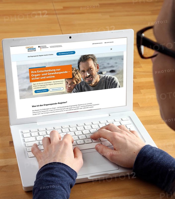 Symbolic image of organ donation register, person informs himself about the new online register for organ donation, where you can register as a donor or object to a donation, from the Federal Institute for Drugs and Medical Devices Germany