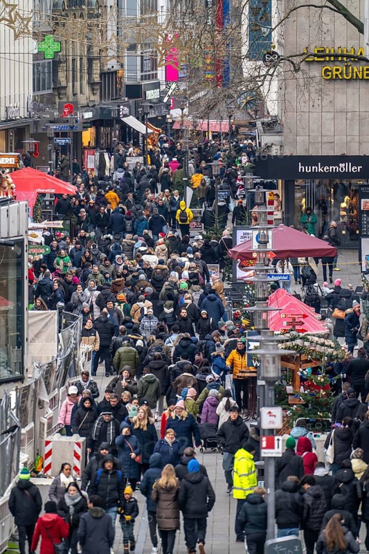 Crowded shopping street in Essen, Kettwig Straße, pedestrian zone, on the first weekend of Advent, North Rhine-Westphalia, Germany, Europe