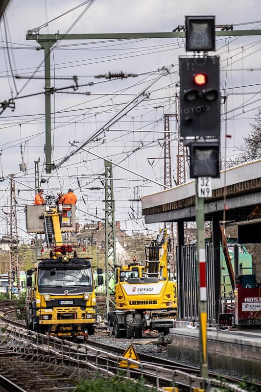 Modernisation of Duisburg Central Station, the platforms of the 13 tracks are being renewed, the old flat roofs are being replaced by corrugated steel and glass roofs, renewal of the overhead lines, the conversion is taking place during ongoing operations, one platform is always closed, the conversion measure should be completed by 2028, Duisburg North Rhine-Westphalia, Germany, Europe