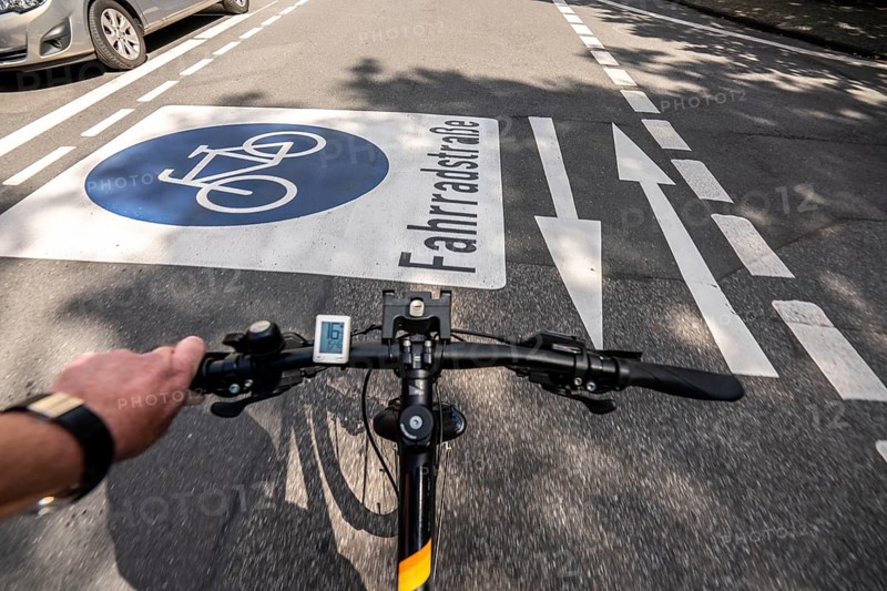 Bicycle road, cyclists have priority over car traffic, new cycle routes through Essen, here in the Rüttenscheid district, Kahrstrasse, part of the requirements of the clean air plan, against driving bans, Essen, North Rhine-Westphalia, Germany, Europe