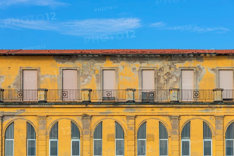 Facade of an old bathhouse, architecture, building, dilapidated, property, empty, nobody, vacancy, crisis, property crisis, Italy, Europe