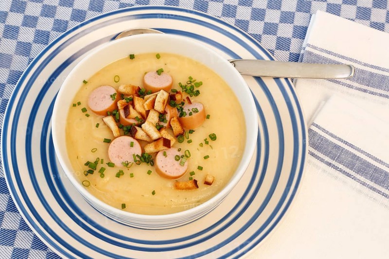 Swabian cuisine, potato soup with string sausages and pretzel croutons, hearty, savoury, typical Swabian, home cooking, traditional cuisine, chives, soup bowl, food photography, studio, Germany, Europe