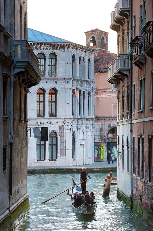 Gondola with tourists in the side canal of the old town, old building, city trip, holiday, travel, tourism, lagoon city, historical, history, dilapidated, dilapidated charm, building history, architecture, historic, building, sightseeing, facade, world cultural heritage, UNESCO, culture, honeymoon, Middle Ages, environment, flood, endangered, cruise, Venice, Italy, Europe