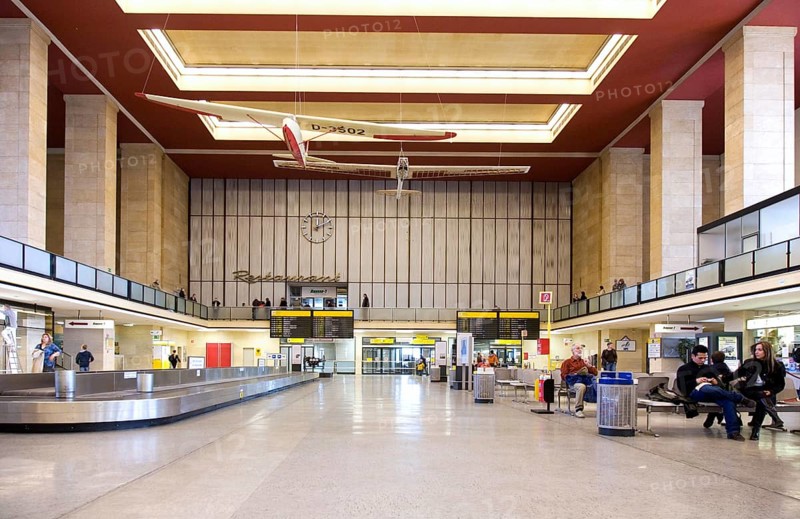 Passengers at Tempelhof Airport, two days in front of the closure of flight operations, Berlin, 28 October 2008, Berlin, Berlin, Germany, Europe