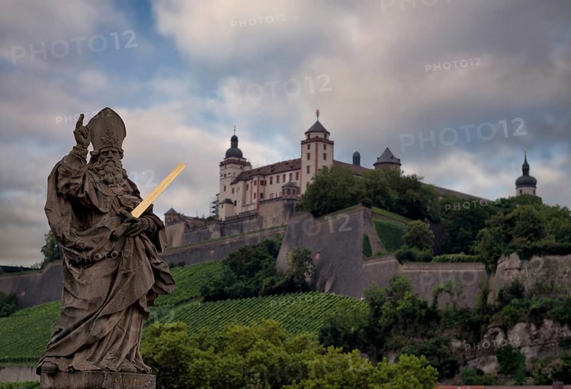View from the old Main bridge to the statue of St Kilian, in the background Marienburg fortress, Würzburg, Lower Franconia, Bavaria, Germany, Europe