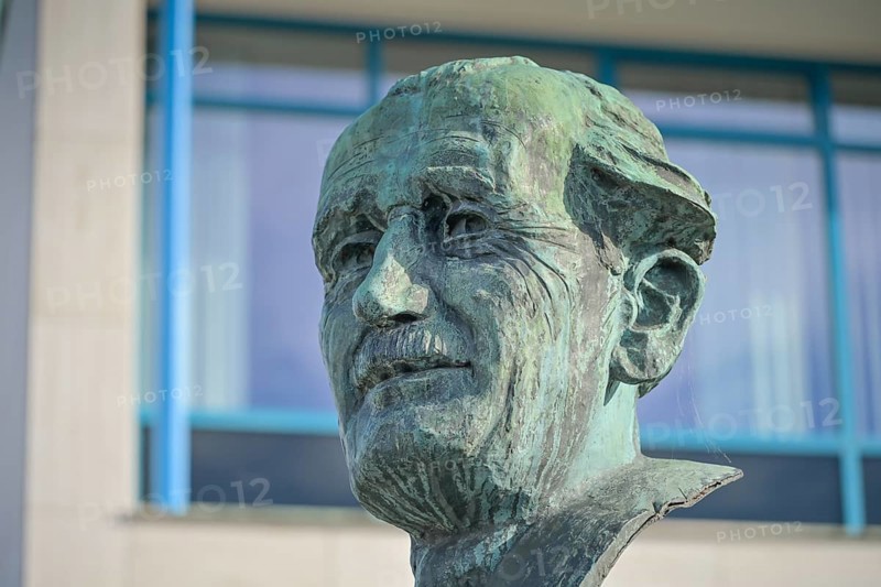 Bust of Ferdinand Porsche in front of the town hall, Marktplatz, Porschestraße, Wolfsburg, Lower Saxony, Germany, Europe