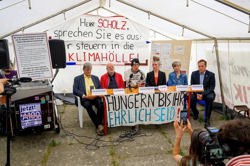 From left to right: Prof. Dr Eicke Weber, Hans-Josef Fell (former member of the Bundestag, The Greens and father of the Renewable Energy Act), Wolfgang Metzeler-Kick (engineer for technical environmental protection and on the 78th day of the hunger strike), Lena Schiller (moderator), PD Dr Susanne Koch (medical advisor to the hunger strikers and activist with ScientistRebellion), Jochen Wermuth (former member of the Bundestag, The Greens and father of the Renewable Energy Act) . Day on hunger strike), Lena Schiller (moderator), PD Dr Susanne Koch (medical advisor to the hunger strikers and activist with ScientistRebellion), Jochen Wermuth (investor), hunger strike camp, Invalidenpark, Berlin, 23.05.2024