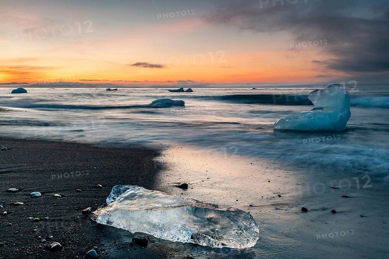 Small icebergs on the beach during sunset, long exposure, Diamond Beach, glacier lagoon Jökulsárlón or Jökulsarlon, South Iceland, Iceland, Europe