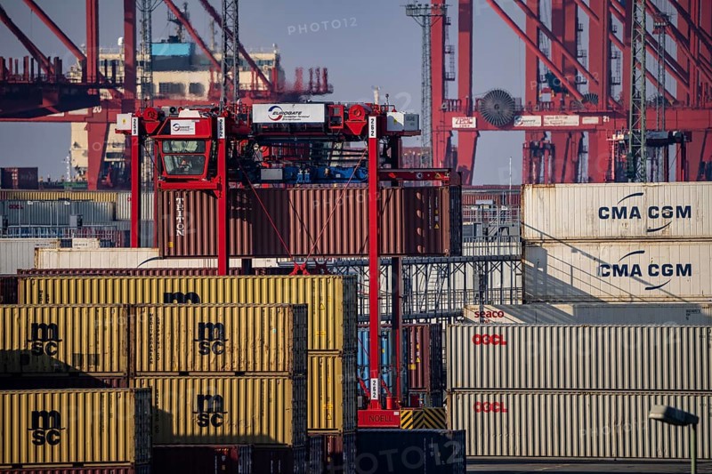Container terminal in the seaport of Bremerhaven, Eurogate Container Terminal with almost 50 container gantry cranes, cranes, on a length of over 4 KM at the mouth of the Weser, straddle carriers bring the containers to and from the container ships, or store them between, Bremerhaven, Bremen, Germany, Europe