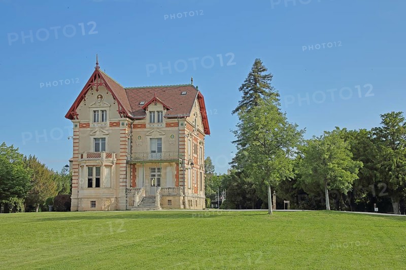 Château Giraud, Chateau, Villa Parc Gautier, L'Isle-sur-la-Sorgue, Vaucluse, Provence, France, Europe