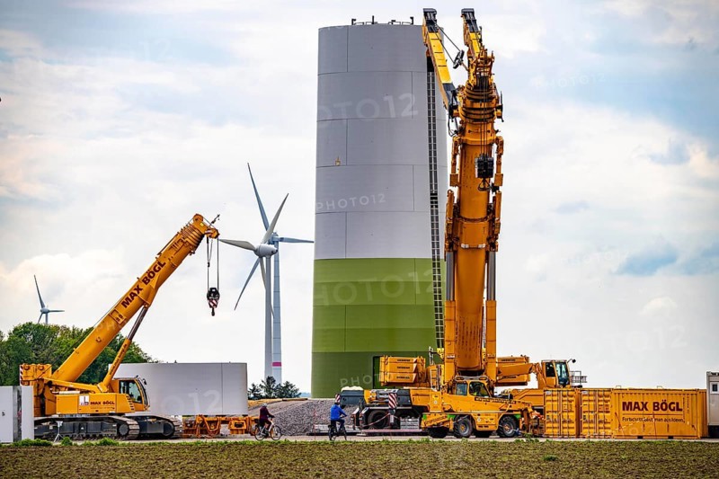 Wind turbine repowering, in the Issum-Oermten wind farm, 9 wind turbines in operation for over 20 years (Enercon model series E-58) in the background are being replaced by 4 new turbines (type Enercon E-160), which will then generate 4 times more electricity than the old 9 wind turbines, North Rhine-Westphalia, Germany, Europe