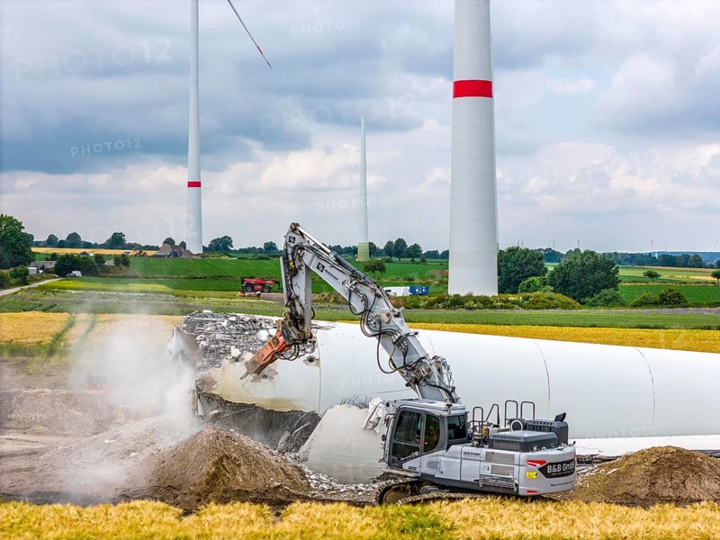 Demolished tower of a 20 year old wind turbine, in the Werl wind farm, 5 old Enercon E-66 turbines are demolished, 2 new Siemens SG6.6-170 wind turbines replace them, the 2 new wind turbines produce twice as much energy, 12 MW power, as the 5 old wind turbines, called repowering, demolition work, Werl, North Rhine-Westphalia, Germany, Europe
