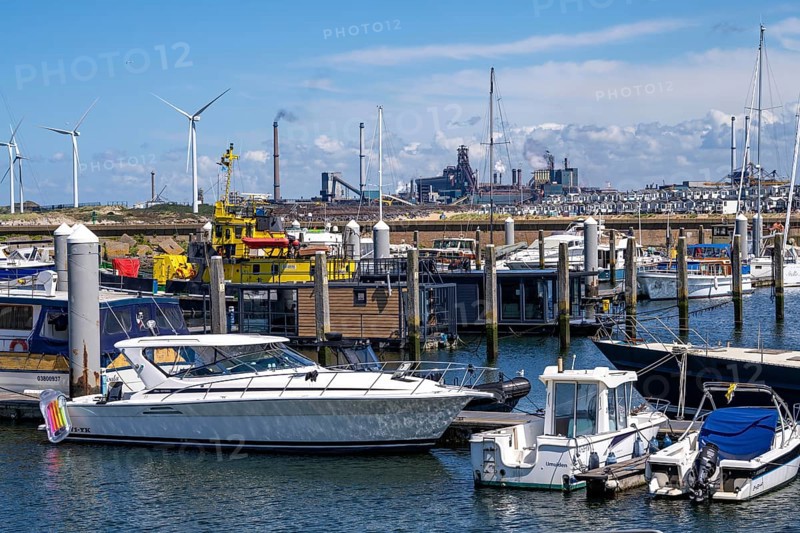 Seaport Marina IJmuiden, marina, sailing boats, yachts, behind the Tata Steel steel and smelting works in IJmuiden, Velsen, North Holland, Netherlands, largest industrial area in the Netherlands, 2 blast furnaces, 2 coking plants, rolling mills, directly on the North Sea, beach houses near Ijmuiden aan Zee