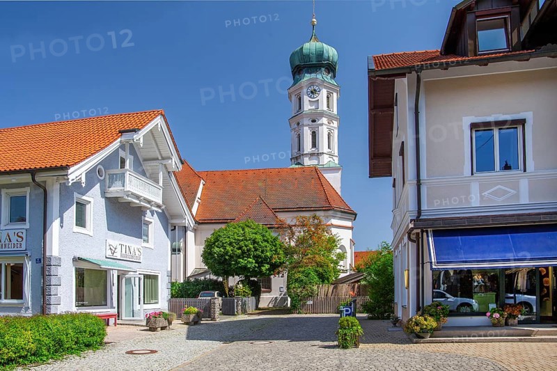 Town centre with parish church, Seeshaupt, Lake Starnberg, Bavarian Alpine foothills, Upper Bavaria, Bavaria, Germany, Europe
