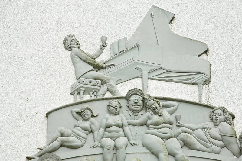 Sculpture Ship of Fools by Peter Lenk 2003, ship, satire, figures, piano player, joy, relief, house wall, detail, monochrome, grey, Seeum, Bodman, Bodman-Ludwigshafen, Überlinger See, Lake Constance, Lake Constance area, Hegau, Baden-Württemberg, Germany, Europe