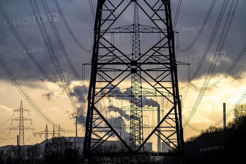 High-voltage power lines, overhead pylons, UNIPER coal-fired power plant Scholven in the background, wind turbines on the Oberscholven slag heap, Gelsenkirchen, North Rhine-Westphalia, Germany, Europe