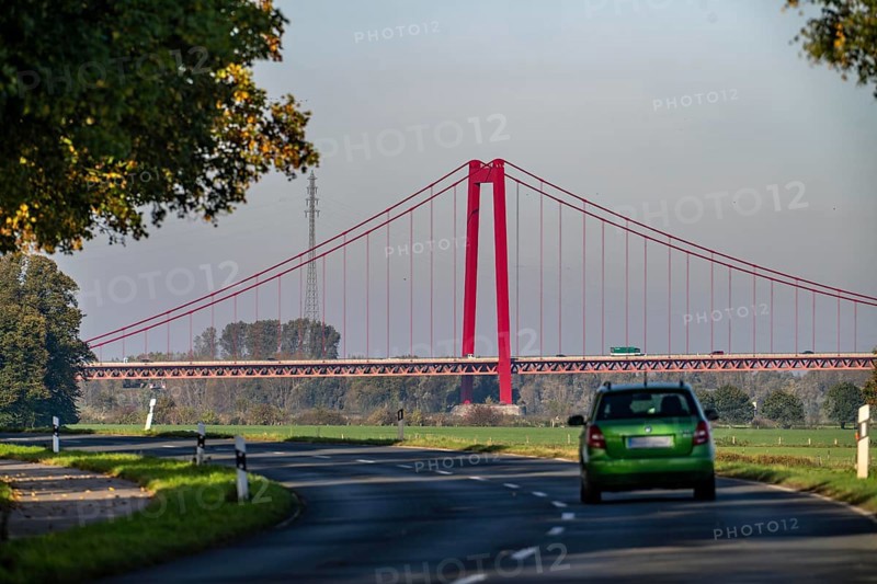 Rhine bridge Emmerich, on the Lower Rhine, left bank of the Rhine, landscape, dyke foreland near Grieth, North Rhine-Westphalia, Germany, Europe