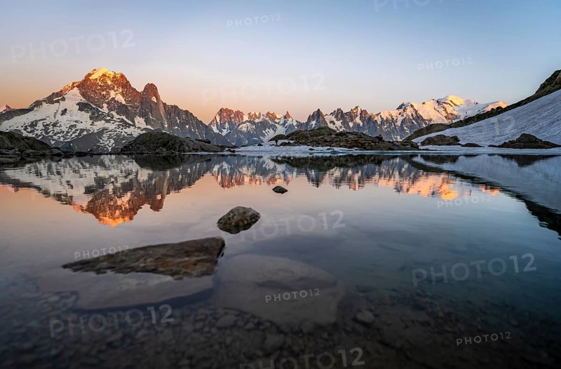 Evening mood, mountain landscape at sunset, alpenglow, water reflection in Lac Blanc, mountain peak, Aiguille Verte, Grandes Jorasses, Aiguille du Moine, Mont Blanc, Mont Blanc massif, Chamonix-Mont-Blanc, Haute-Savoie, France, Europe