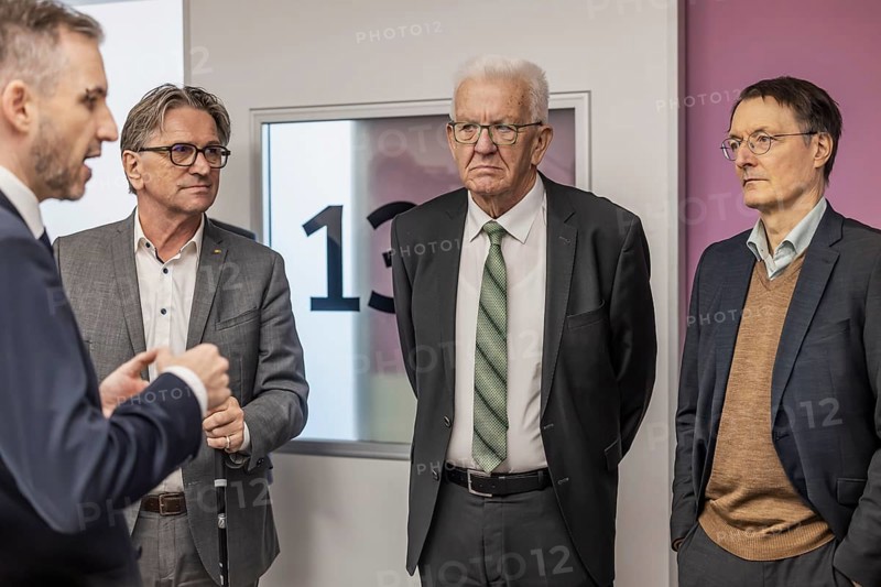 Hospital reform put to the test. The Federal Minister of Health visits a hospital in Baden-Württemberg, where the plans have been rejected in this form. The head physician at the medius Klinik, Dr Heiner Stäudle, explains the concept of the new Central Emergency Department. Next to him are State Health Minister Manne Lucha (Greens), Minister President Winfried Kretschmann (Greens) and Minister Karl Lauterbach (SPD) . Nürtingen, Baden-Württemberg, Germany, Europe