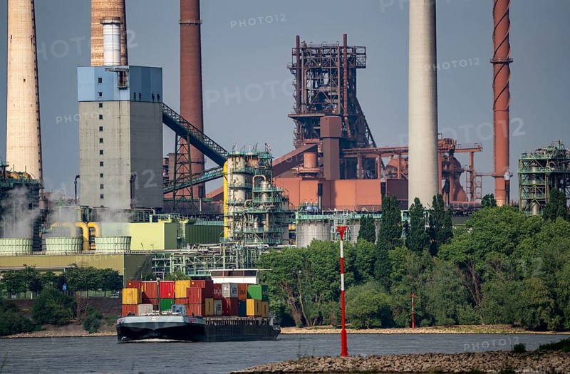 Rhine near Duisburg Bruckhausen, Marxloh, Thyssenkrupp Steel steelworks, blast furnaces, sintering plant, Schwelgern coking plant, cargo ships