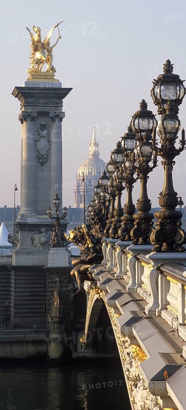 Pont Alexandre III, S tahlbogenbrücke zur Weltausstellung 1900 gebaut, dahinter Invalidendom, Paris, Frankreich