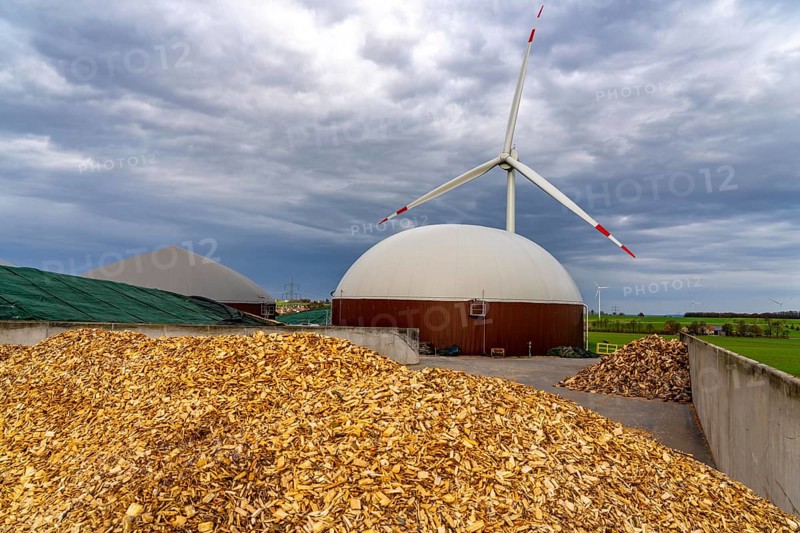 Biogas plant produces gas from various biomass, here the sugar beet storage, the electricity is produced in combined heat and power plants with the biogas produced and sold to companies in the neighbouring industrial estate, the heat generated is fed into a local heating network, gas storage and wind power plant, Ense, North Rhine-Westphalia, Germany, Europe