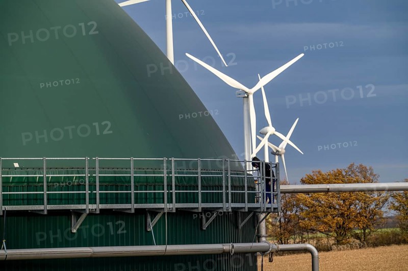 Biogas plant, the gas is produced from various biomass, including waste from the food industry, the electricity is generated in combined heat and power plants with the biogas produced and fed into the grid, the heat is sent to 70 households via a local heating network, part of the gas is processed and fed into the Thyssengas gas network, Anröchte, North Rhine-Westphalia, Germany, Europe