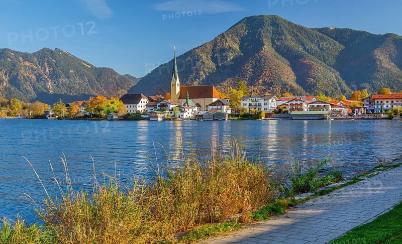 Malerwinkel view with waterfront of the village, parish church St. Laurentius and Wallberg 1722m in autumn, Rottach-Egern, Tegernsee, Tegernsee valley, Upper Bavaria, Bavaria, Germany, Europe