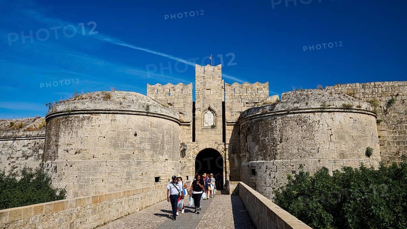 Emery d 'Amboise Gate, Rhodes city wall, Medieval fortress with mighty stone walls and an archway, visited by tourists on a sunny day, Rhodes Old Town, Rhodes Town, Rhodes, Dodecanese, Greek Islands, Greece, Europe
