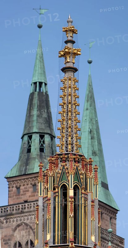 Spire of the Beautiful Fountain, behind the towers of St Sebald's Church, Main Market Square, Nuremberg, Middle Franconia, Bavaria, Germany, Europe
