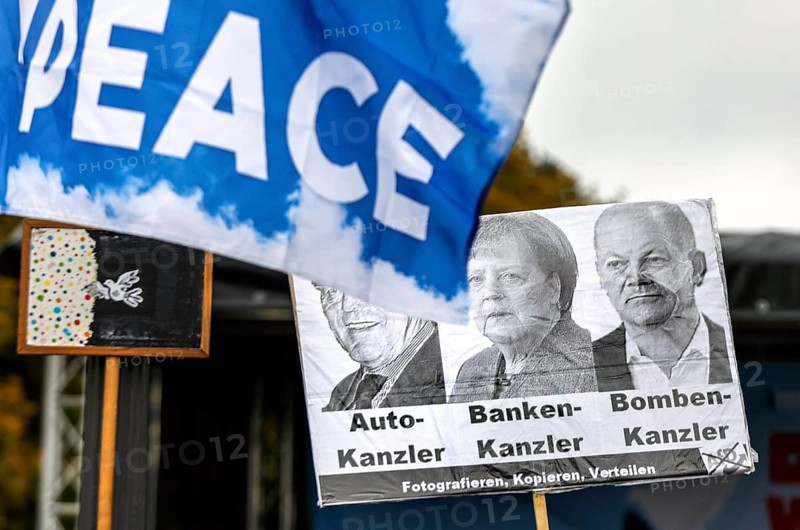 Posters at the demonstration of the alliance Never again war on the Day of Unity in Berlin, 03.10.2024. The participants are against the stationing of US missiles in Germany, against the war in Ukraine and against German arms deliveries to Ukraine and Israel, Berlin, Berlin, Germany, Europe
