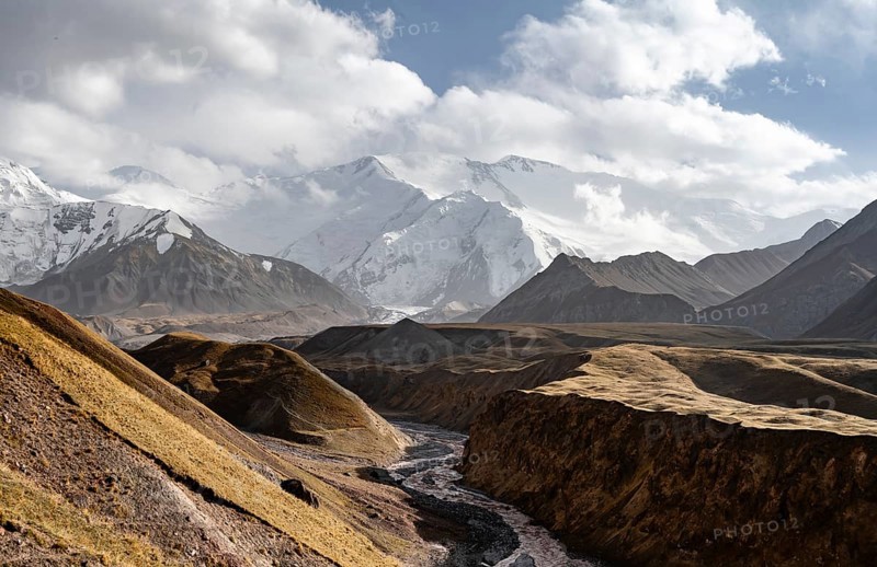 Achik Tash river, Achik Tash valley, behind glaciated and snow-covered mountain peak Pik Lenin, Trans Alay Mountains, Pamir Mountains, Osh Province, Kyrgyzstan, Asia