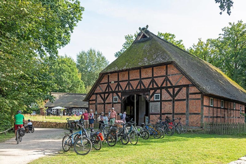 Heidemuseum Dat ole Huus, Low German hall house, people, bicycles, Wilsede, Bispingen, Lüneburg Heath, Lower Saxony, Germany, Europe