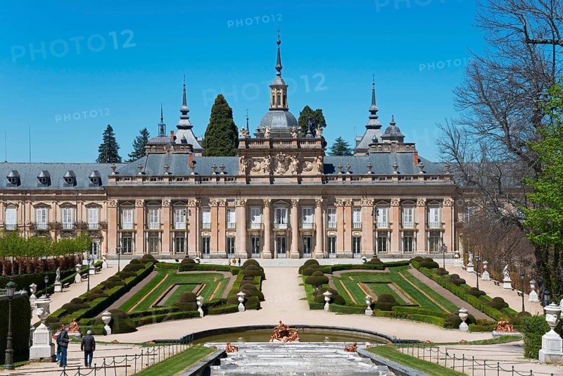 Historic palace with symmetrical formal garden and sculptures in sunny weather, Royal Castle La Granja, Palace, Palacio Real de La Granja de San Ildefonso, San Ildefonso, Segovia, Castilla y Leon, Castile and León, Spain, Europe