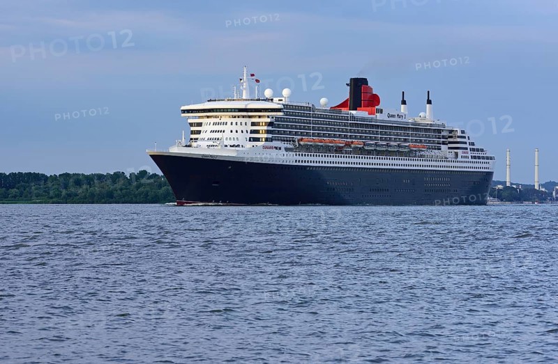Europe, Germany, Hamburg, Elbe, Passenger ship Queen Mary 2 leaves Hamburg, Evening light, Hamburg, Hamburg, Federal Republic of Germany, Europe