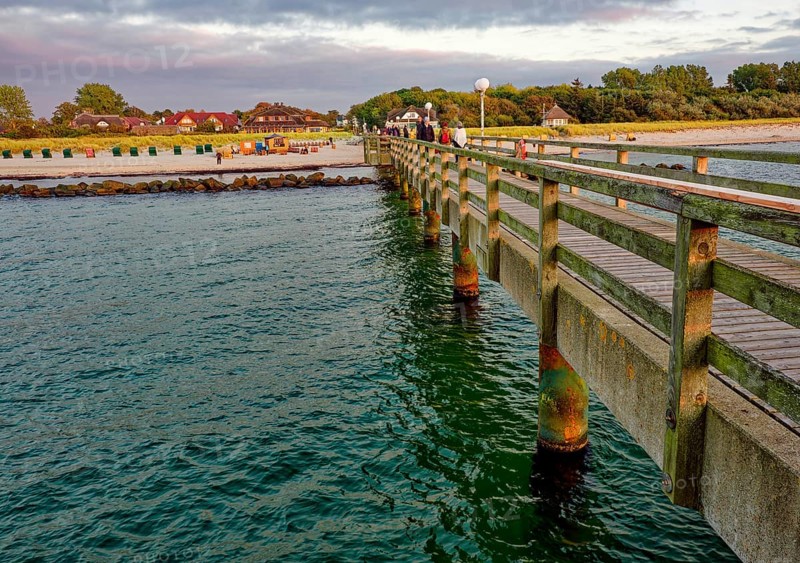 Baltic Sea beach, Baltic Sea coast with the Wustrow pier, evening mood, Baltic seaside resort Wustrow, Fischland-Darß-Zingst peninsula, Mecklenburg-Western Pomerania, Germany, Europe