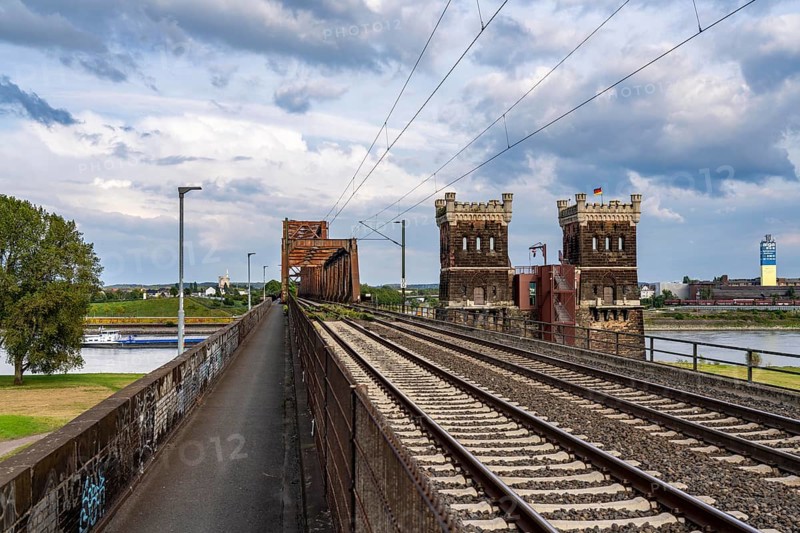 The railway bridge Duisburg-Hochfeld-Rheinhausen, over the Rhine, regional trains and many goods trains cross the Rhine here, from 1950, steel truss bridge, Duisburg, North Rhine-Westphalia, Germany, Europe