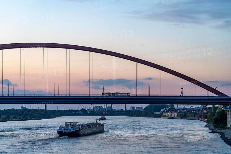 The Bridge of Solidarity, the longest tied-arch bridge in Germany, over the Rhine from Duisburg-Hochfeld to DU-Rheinhausen, the road bridge is dilapidated and has to be rebuilt, many thousands of lorries from the Logport port and cars use the bridge every day, new construction by 2040, cargo ships, Duisburg, North Rhine-Westphalia, Germany, Europe