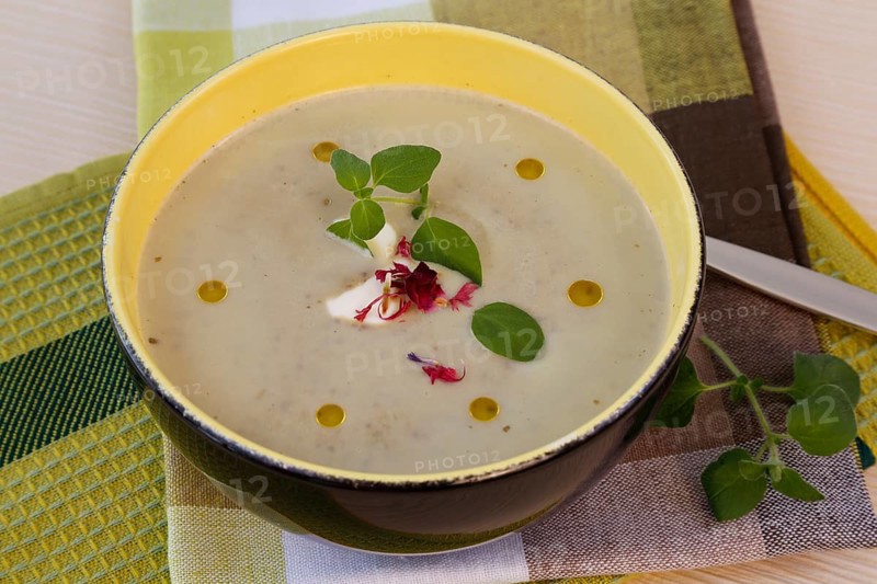 Swabian cuisine, Alblinsen chestnut soup, healthy, vegetarian, regional, soup served in a bowl with herbs, home cooking, typical Swabian, traditional cuisine reinterpreted, food photography, studio, Germany, Europe
