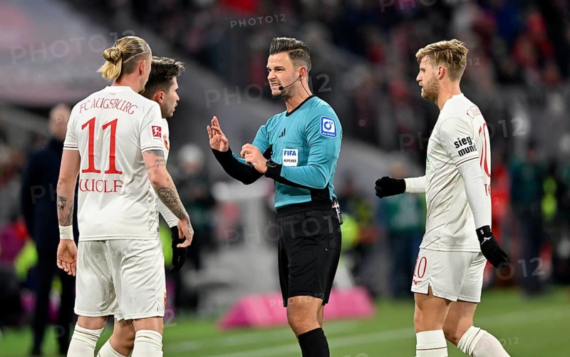 Referee Referee Daniel Schlager Gesture Gesture in conversation Discussion with Marius Wolf FC Augsburg FCA (11) Arne Maier FC Augsburg FCA (10) Elvis Rexhbecaj FC Augsburg FCA (08)