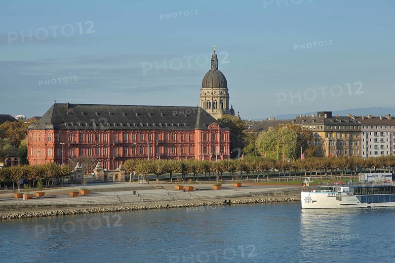 Baroque Electoral Palace and High Renaissance Christ Church with dome, ship on the banks of the Rhine, riverside promenade, Rhine, Old Town, Mainz, Rhine-Hesse region, Rhineland-Palatinate, Germany, Europe