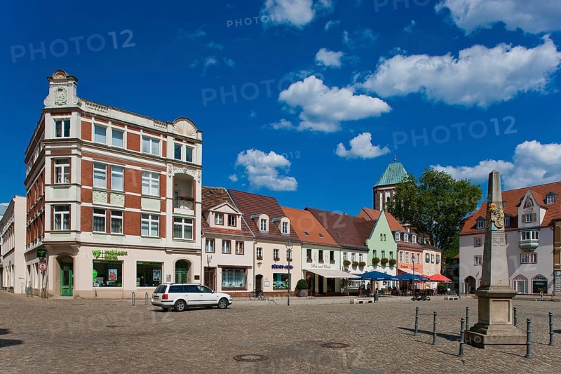 Senftenberg market square with the Electoral Saxon postal pillar