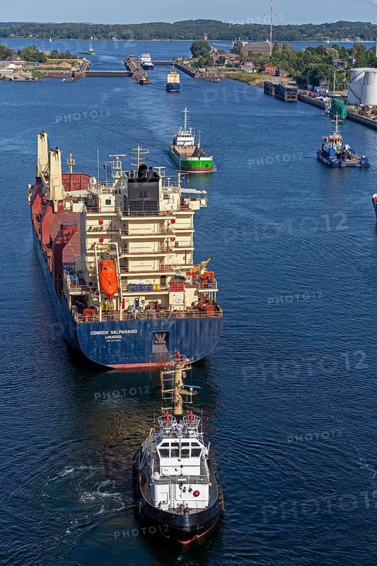Cargo ship waiting in front of the lock, tugboat, Kiel Canal, Holtenau, Kiel, Schleswig-Holstein, Germany, Europe