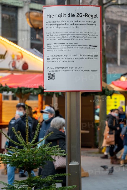 Christmas market in the city centre, Königsstrasse, during the fourth Corona wave, 2G regulation, signs, in Duisburg, North Rhine-Westphalia, Germany, Europe