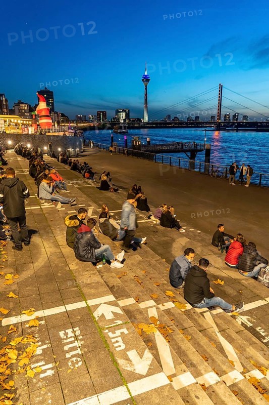 Markings on the large staircase on the banks of the old town, keeping your distance, popular meeting place on the Rhine, measures taken by the city of Düsseldorf during the Corona crisis, North Rhine-Westphalia, Germany, Europe
