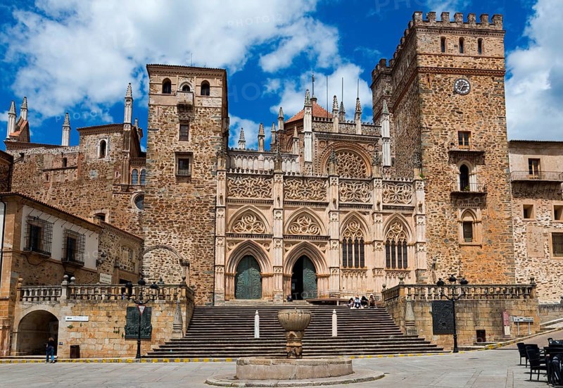 Historisches steinernes Gebäude mit aufwendigen Details unter einem bewölkten Himmel, Wallfahrtskirche und Kloster, Real Monasterio de Nuestra Señora de Guadalupe, Guadalupe, Provinz Cáceres, Caceres, Extremadura, Spanien