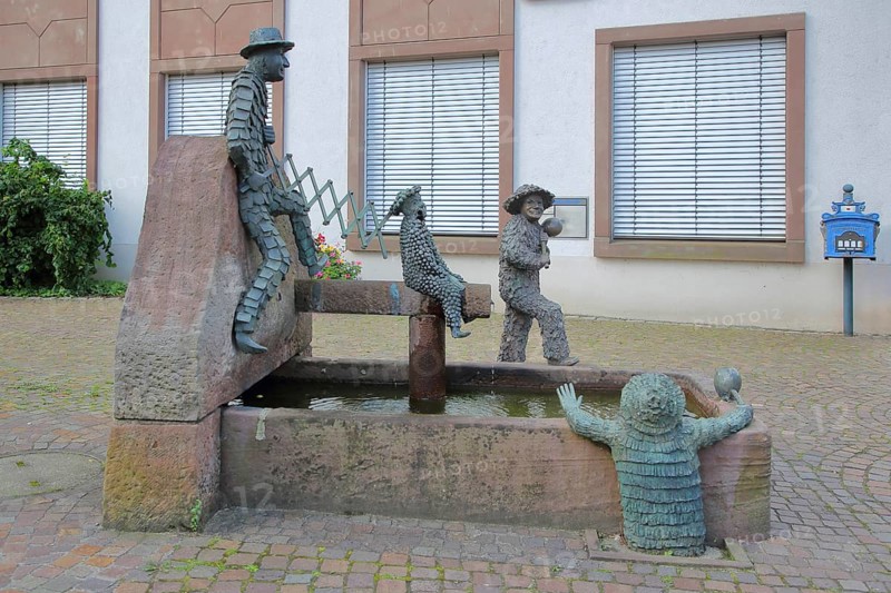 Fool's fountain by Walter Haaf 1971, carnival fountain, Swabian-Alemannic, carnival, four fools, sculptures, bronze, carnival, Zell am Harmersbach, Ortenau, Southern Black Forest, Black Forest, Baden-Württemberg, Germany, Europe