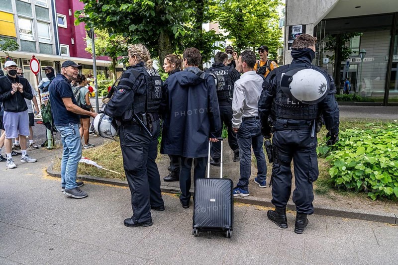 Riots in the run-up to the AFD party conference in Essen, demonstrators try to prevent AFD delegates from entering the Grugahalle, they are led through the demonstrators by a massive police contingent, there were many scuffles, Essen, North Rhine-Westphalia, Germany, Europe
