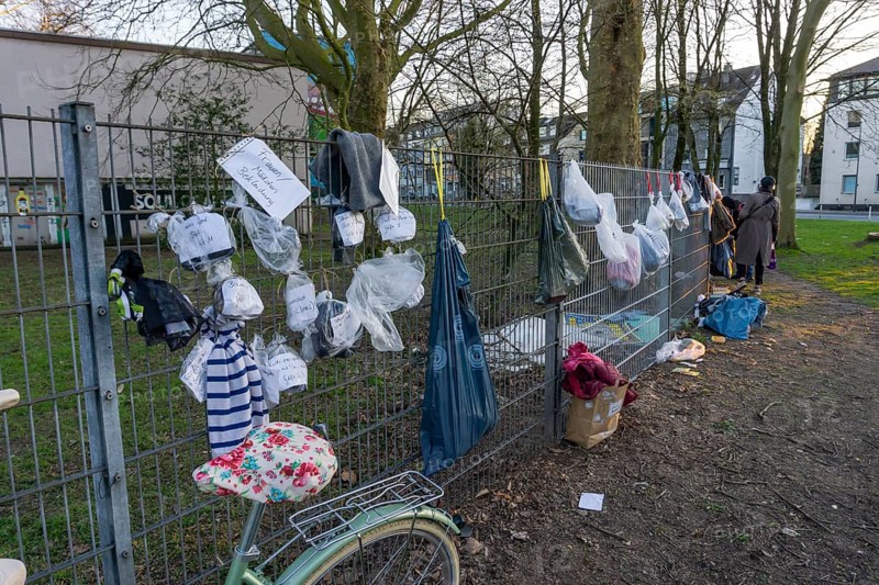 Gift fence with donations for the homeless and needy, food, hygiene articles, clothing, in Essen Rüttenscheid, effects of the corona crisis in Germany